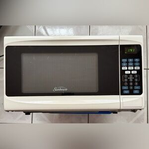 Sunbeam Black and White Microwave with Digital Controls Home, Dorm, Office